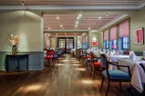 Ein Speisezimmer im 12.18. Hotel Stadt Hamburg mit Tischen und Stühlen, das kulinarische Erlebnisse verspricht